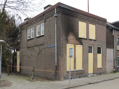 906139 Gezicht op de voor- en zijgevel van het door brand aangetaste hoekpand Stieltjesstraat 73 te Utrecht, met links ...